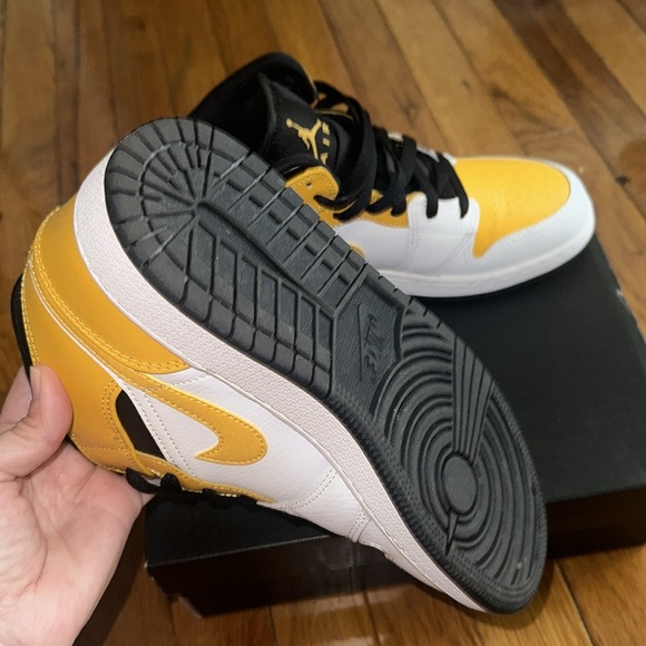 Air Jordan 1 - Picture 3 of 5